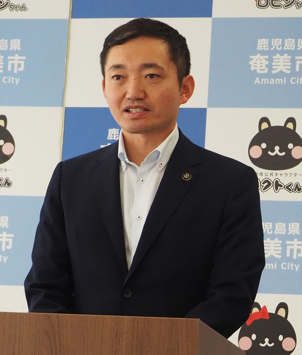 6トピックスについて説明する安田市長(27日、奄美市役所で)