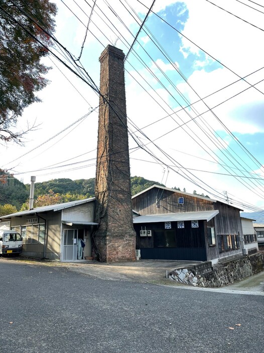 平戸洸祥団右ヱ門窯は平戸藩御用窯の陶工を祖に持つ三川内焼の窯。煙突の高さは約16メートル