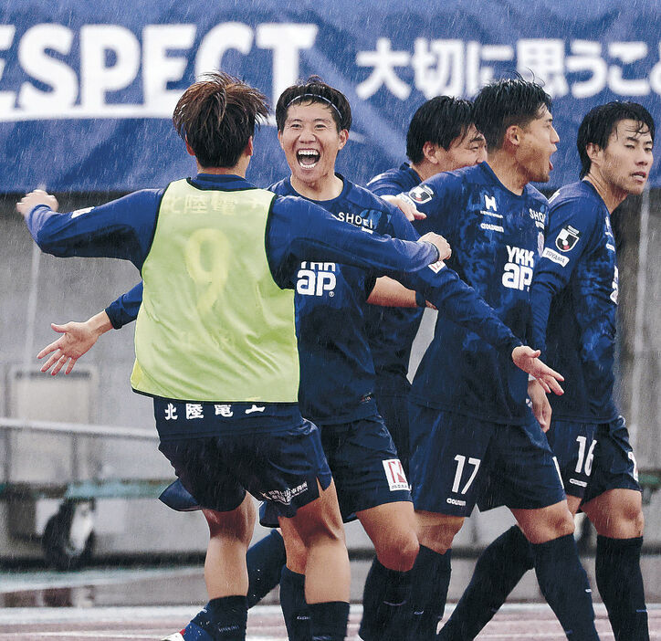 後半、３点目のシュートを決めて喜ぶ神山選手（左から２人目）＝富山県総合運動公園陸上競技場