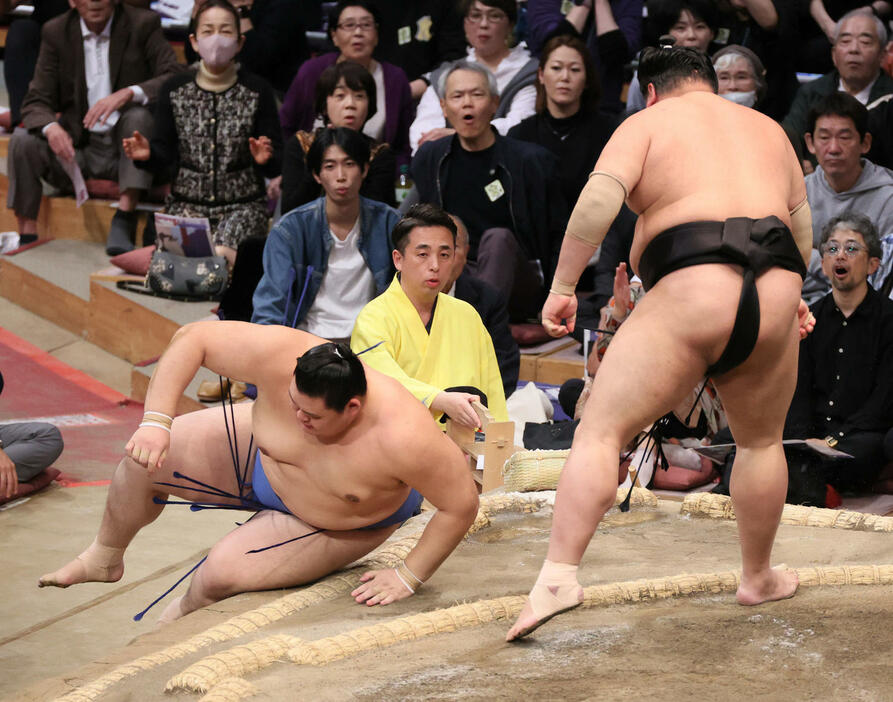 大相撲九州場所　4日目　阿炎にすくい投げで敗れた大の里（左）（撮影・加藤孝規）