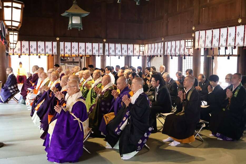 靖国神社での僧侶らによる戦没者法要の様子＝14日午前、東京都千代田区（宮崎秀太撮影）