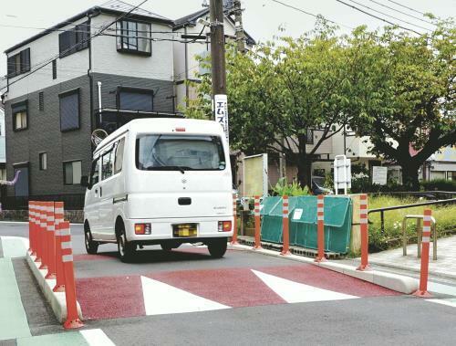 公園前の道路に設けられた段差「ハンプ」をゆっくり走る車（横浜市南区で）＝画像は一部修整しています