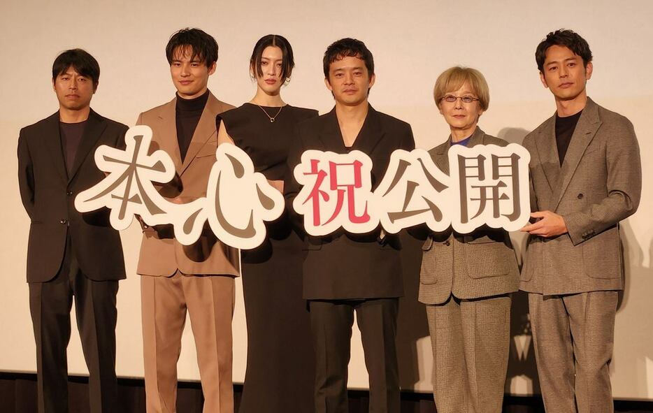 映画「本心」の舞台あいさつに登壇した左から石井裕也監督、水上恒司、三吉彩花、池松壮亮、田中裕子、妻夫木聡＝東京・六本木