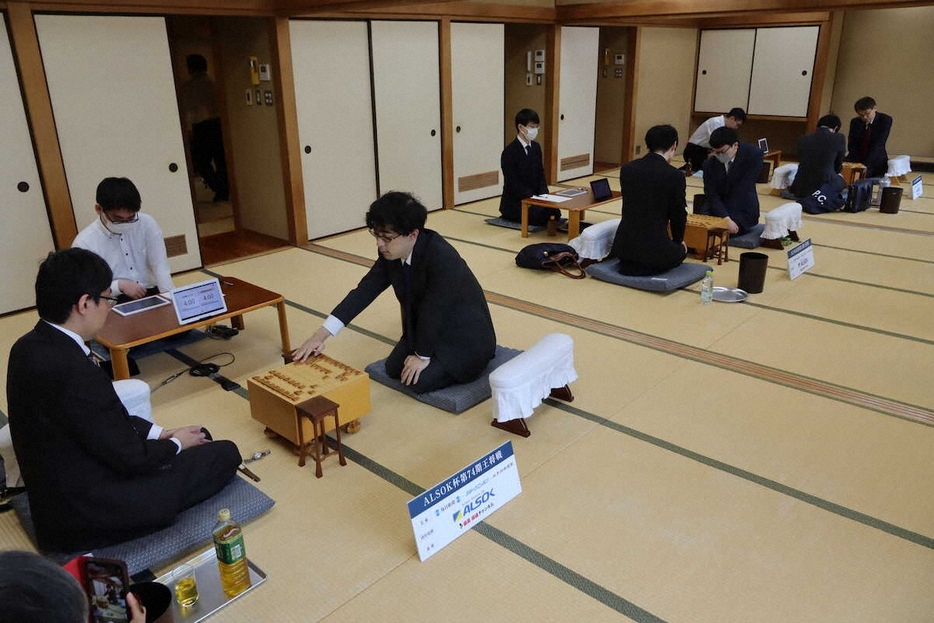 現会館最後の王将戦最終一斉対局が大広間で始まった（撮影・我満　晴朗）