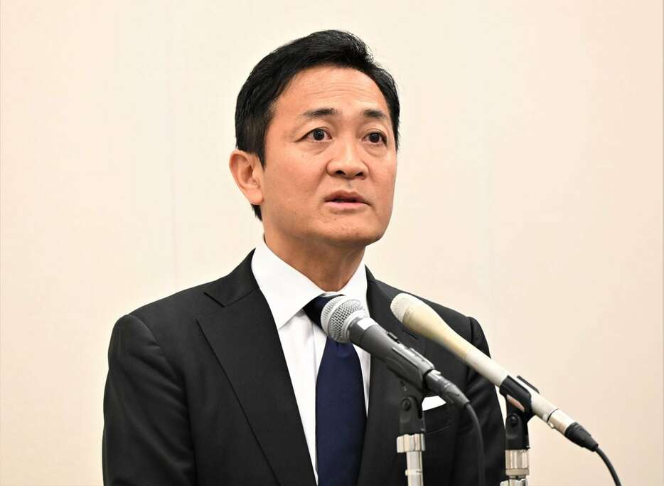 週刊紙報道を受けて記者会見に臨む国民民主党の玉木雄一郎代表＝11日午前、国会内（奥原慎平撮影）