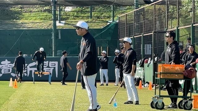 秋広優人選手にノックを打つ阿部慎之助監督