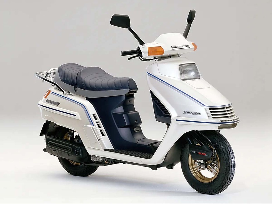 50cc、80cc、125ccで展開されていたスペイシーシリーズに、高速道路も走れるトップモデルとして投入されたスペイシー250フリーウェイ。