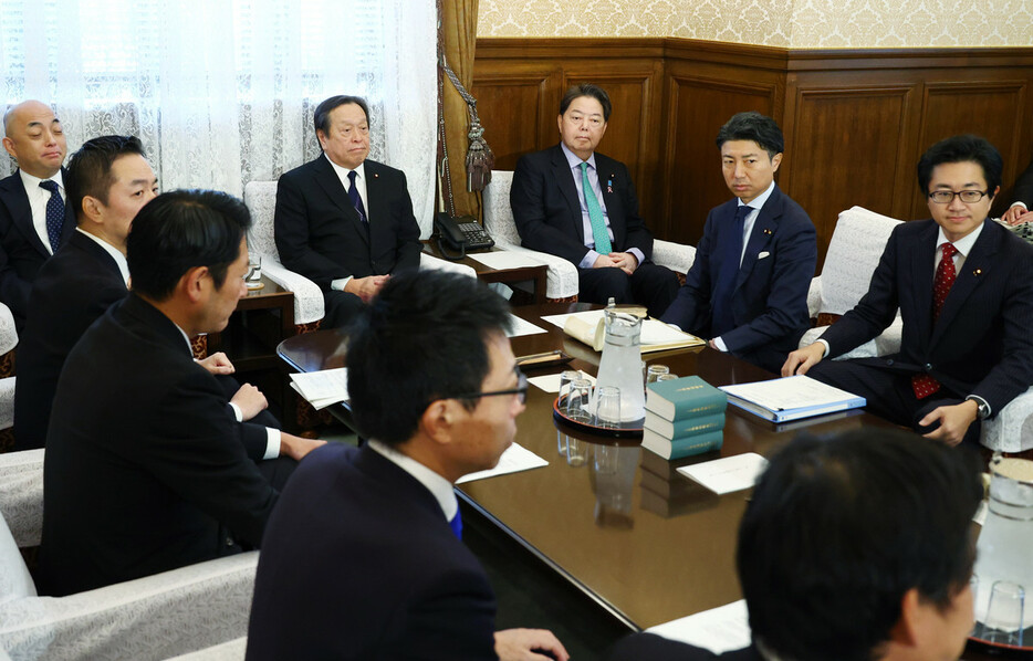 衆院議院運営委員会の理事会に出席する林芳正官房長官（右から３人目）＝２１日午前、国会内