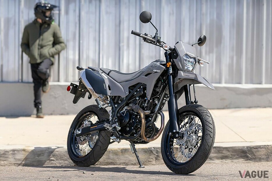 2025年1月13日に発売されることが決定したカワサキの新世代“スーパーモト”「KLX230SM」