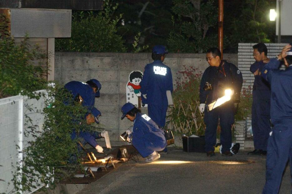 たつの市で小学４年の女児が刺された現場付近を調べる捜査員ら＝２００６年９月２８日夜、たつの市新宮町新宮