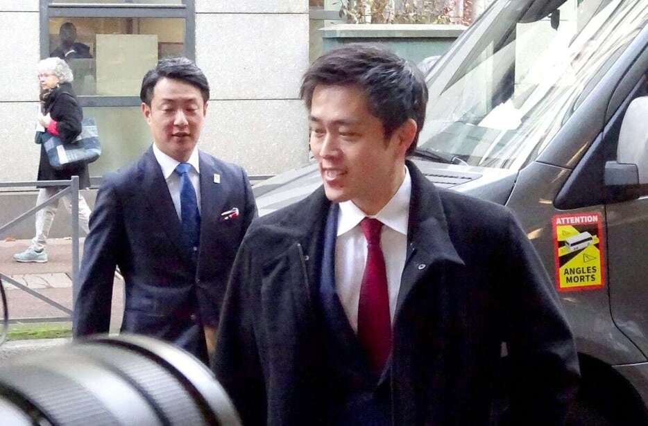 博覧会国際事務局（BIE）総会の会場に入る大阪府の吉村洋文知事（右）＝26日、パリ近郊