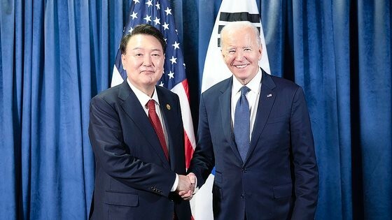 尹錫悦（ユン・ソクヨル）大統領が１５日（現地時間）、ペルー・リマのコンベンションセンターで開かれた韓米首脳会談でバイデン大統領と記念撮影をしている。　リマ＝キム・ヒョンドン記者