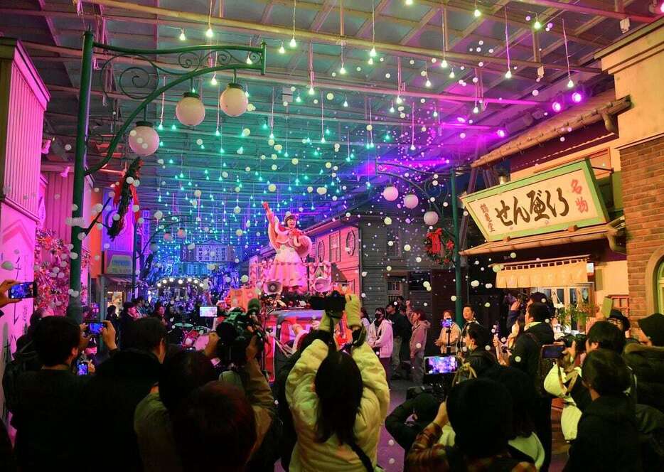 商店街の人たちにふんしたキャストが歌やダンスを披露するパフォーマンスショー「ブギウギ祭」がクリスマス仕様に＝8日午後、埼玉県所沢市（三尾郁恵撮影）