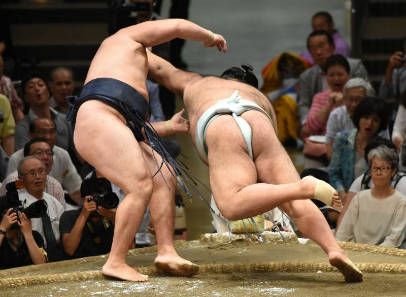 平成28年秋場所７日目、髙安（右）は鶴竜を破り11本の懸賞を獲得した