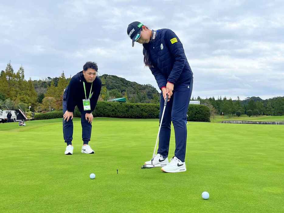 平田智パッティング専門コーチ（左）右は菅楓華