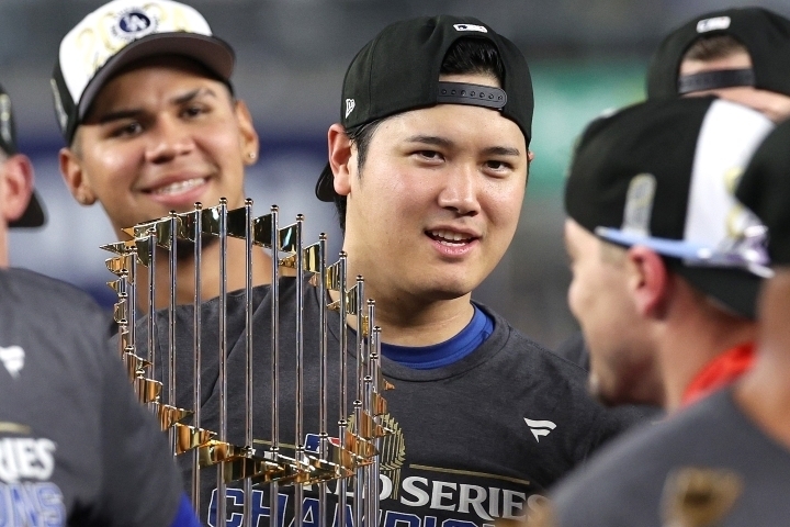 セレモニーで優勝トロフィーを手にする大谷。(C)Getty Images