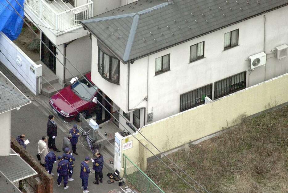 平成１２年１２月３１日、宮沢みきおさんの自宅で一家４人の遺体が見つかり、現場検証を行う警視庁の捜査員ら