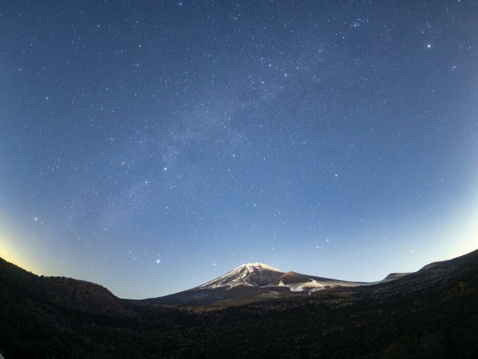 富士山と星空（写真提供＝富士急行）