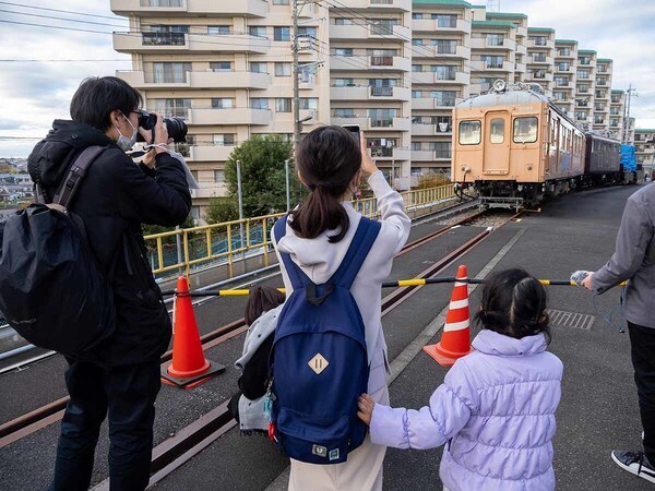 参加者はレールファンから親子連れまで多士済々（2024年11月24日、栗原景撮影）。