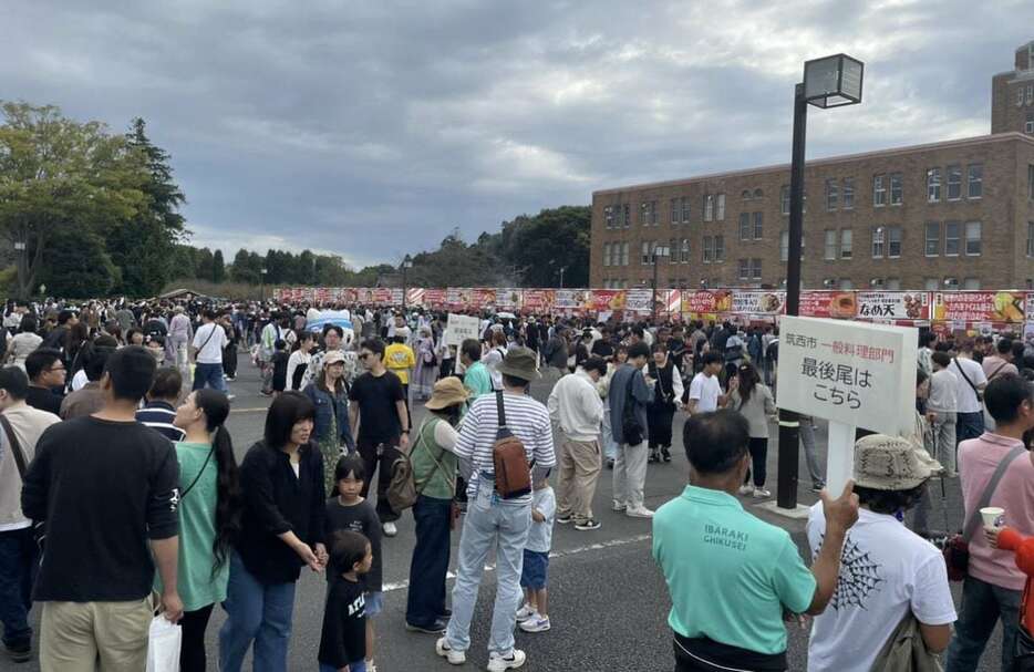 各市町村のグルメを販売するブースは多くの人でにぎわった＝10月14日、水戸市（森山昌秀撮影）