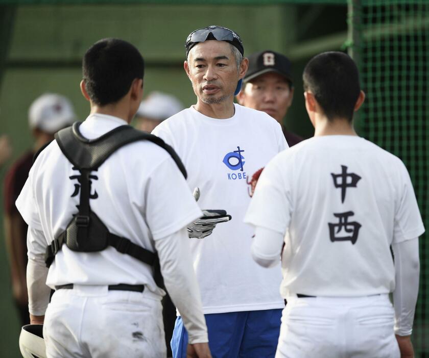 岐阜高野球部を指導し、質問に答えるイチローさん＝岐阜市