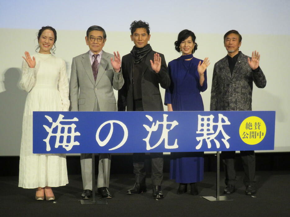 映画「海の沈黙」の舞台あいさつに登場した、左から菅野恵、石坂浩二、本木雅弘、清水美砂、若松節朗監督