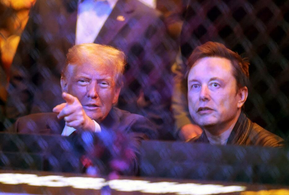 米ニューヨークでトランプ次期大統領（左）と話すイーロン・マスク氏＝16日（Brad　Penner―Imagn　Images提供、ロイター＝共同）