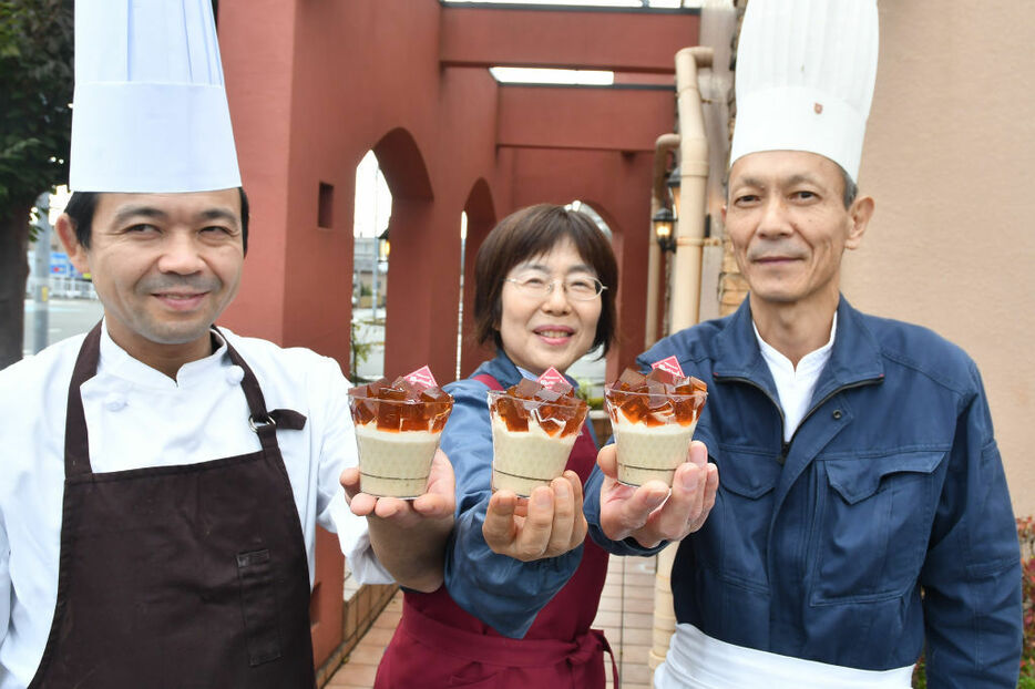 ほうじ茶の二つの味わいが楽しめる「富士のほうじ茶ブラマンジェ＆ジュレ」＝富士宮市内