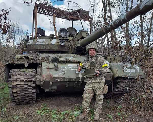 放棄されたロシア軍の戦車とウクライナ兵（画像：ウクライナ国防省）。