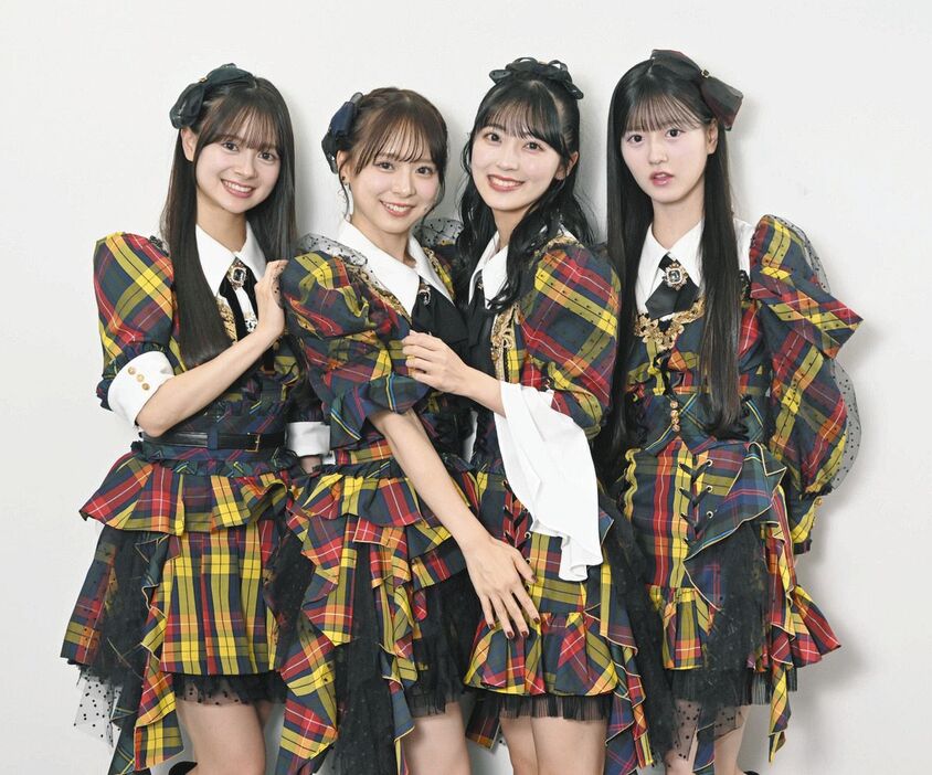 新公演のタイトル発表、劇場オープンのＰＲのため来社したＡＫＢ４８の（左から）伊藤百花、倉野尾成美、佐藤綺星、八木愛月　