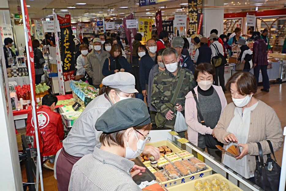 県内各地の自慢の農畜水産物や加工品を買い求める人々でにぎわうフェア＝2日午前、弘前市のさくら野百貨店弘前店