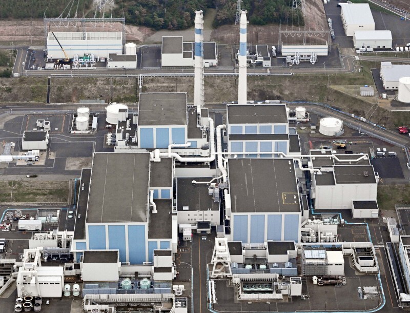 北陸電力志賀原発。右から1号機、2号機＝石川県志賀町で2023年11月2日、本社ヘリから北村隆夫撮影