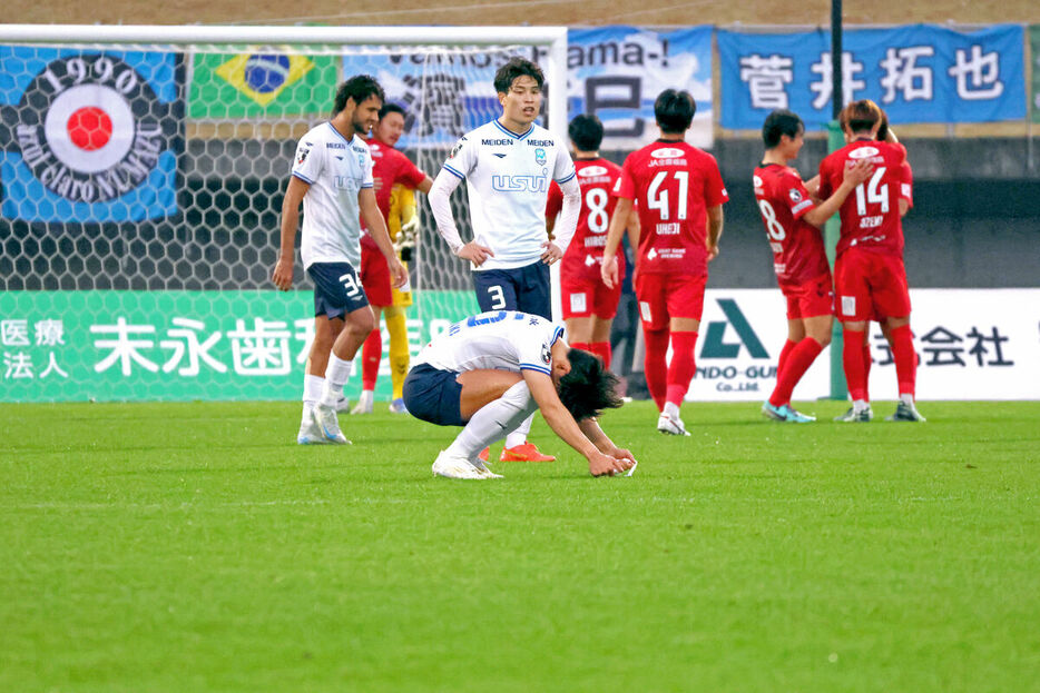 プレーオフ進出を逃し、肩を落とす沼津の選手たち（カメラ・秋元　萌佳）