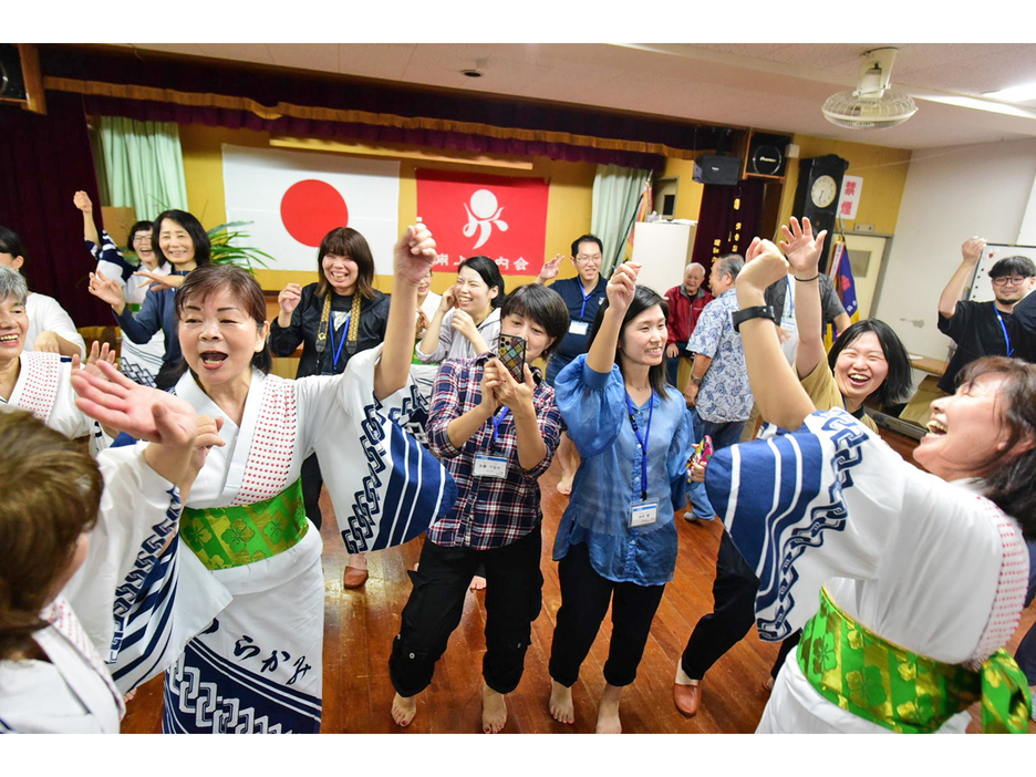 住民と共に踊りを楽しむ地方創生実践塾の参加者＝16日、鹿児島県奄美市名瀬浦上町