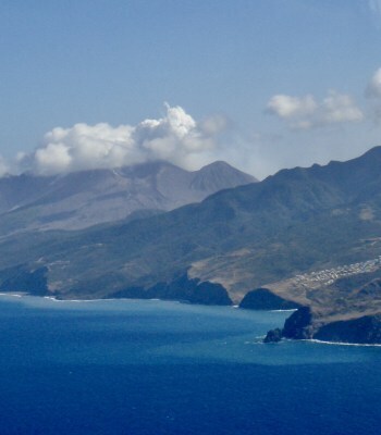 モンセラート島と、スフリエールヒルズ火山(奥の灰色の山。2011年4月)　photo by Fukashi Maeno