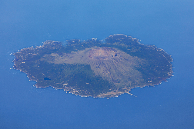 伊豆諸島・三宅島。変化する火山島は、私たちに多くのことを教えてくれる　photo by gettyimages