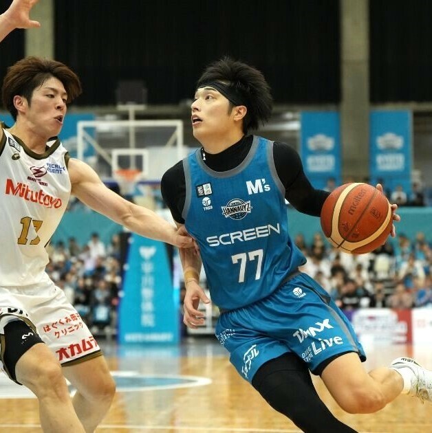 10得点を挙げた京都ハンナリーズの岡田侑大（右）