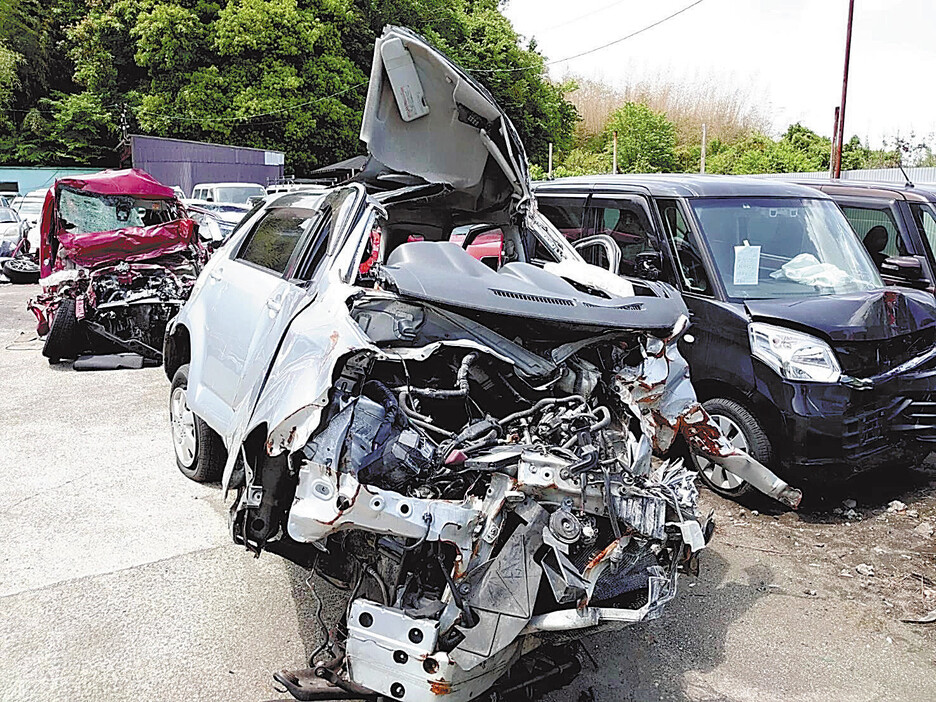 事故で大破した小柳さんの車＝遺族提供