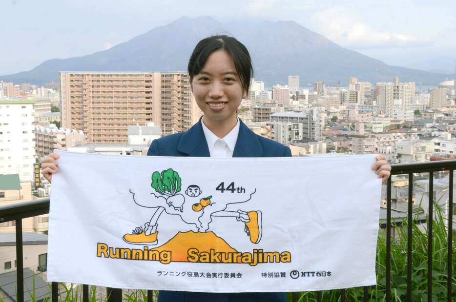 デザインしたタオルを手にする内村友茉さん＝鹿児島市の鹿児島純心女子短大