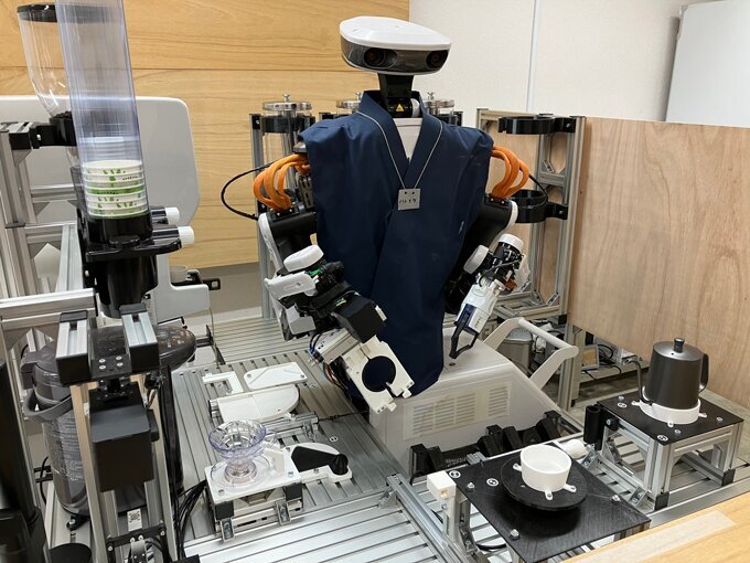 コーヒーを淹れる過程を話しかけてくるロボット1号機