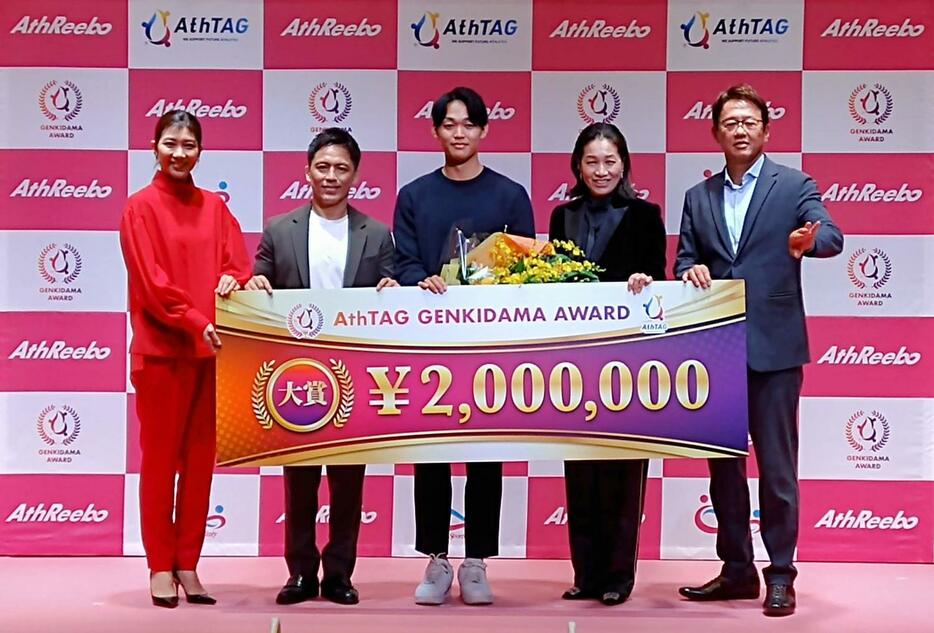 AthTAG GENKIDAMA AWARD 2024で記念撮影する、左から潮田玲子、野村忠宏、大賞の吉田弘道、伊達公子、古田敦也（撮影・木下淳）