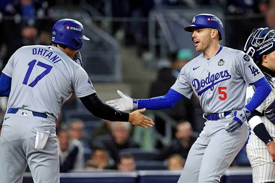 ドジャースの大谷翔平とフレディ・フリーマン（右）【写真：ロイター】