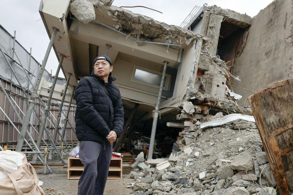 能登半島地震で倒壊した石川県輪島市の7階建てビルの解体着手後、初めて現場を訪れた楠健二さん＝18日午前