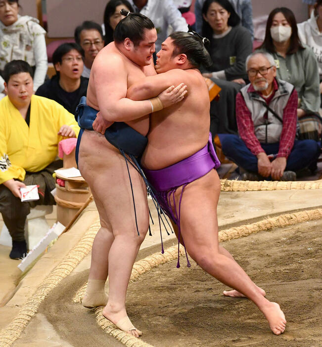 大相撲九州場所7日目　尊富士（右）は阿武剋を寄り切りで破る（撮影・岩下翔太）