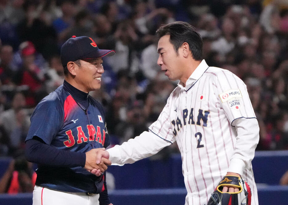 日本対チェコ　試合前、始球式を行った荒木氏（右）と握手を交わす井端監督（撮影・森本幸一）