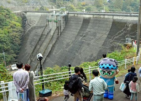 岩屋川内ダムの堤体に浮かび上がるゴジラ＝嬉野市嬉野町