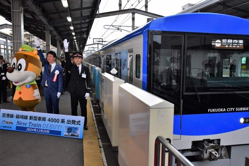 福岡市地下鉄空港線の姪浜駅を出発する新型車両「4000系」＝福岡市西区で2024年11月29日午後3時0分、竹林静撮影