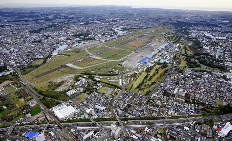 米軍と海上自衛隊が共同使用する神奈川県の厚木基地＝18日（共同通信社ヘリから）