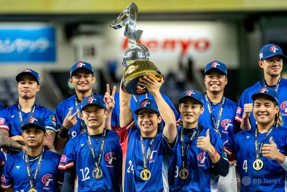 野球の国際大会、プレミア12決勝、日本対台湾。優勝を喜ぶ台湾の選手ら（2024年11月24日撮影）。【翻訳編集】 AFPBB News