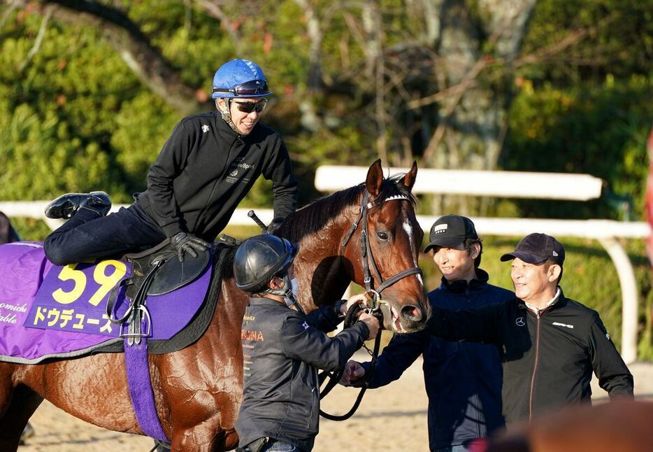 ドウデュースと武豊騎手（左）と友道康夫調教師（右）